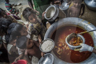 NEWS - Bangladesch: Rohingya Flüchtlinge bereiten sich auf den Monsun vor