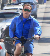 PEOPLE - Arnold Schwarzenegger kurvt mit seinem Bike durch Los Angeles