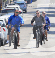PEOPLE - Arnold Schwarzenegger kurvt mit seinem Bike durch Los Angeles