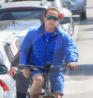 PEOPLE - Arnold Schwarzenegger kurvt mit seinem Bike durch Los Angeles