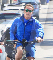 PEOPLE - Arnold Schwarzenegger kurvt mit seinem Bike durch Los Angeles