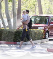 EXKLUSIV - Brian Austin Green trägt Klein Journey durch Malibu
