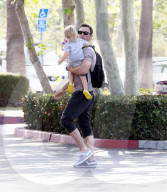 EXKLUSIV - Brian Austin Green trägt Klein Journey durch Malibu