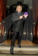 PEOPLE - Der britische "Gentlemen's Club" Besitzer Peter Stringfellow stirbt im Alter von 77 Jahren