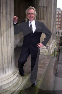PEOPLE - Der britische "Gentlemen's Club" Besitzer Peter Stringfellow stirbt im Alter von 77 Jahren