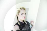 STUDIO - Mena Suvari