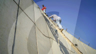 NEWS - Jerusalem: Gläubige klettern über Grenz-Mauer für die Freitagsgebte