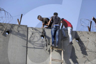 NEWS - Jerusalem: Gläubige klettern über Grenz-Mauer für die Freitagsgebte