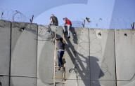 NEWS - Jerusalem: Gläubige klettern über Grenz-Mauer für die Freitagsgebte