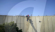 NEWS - Jerusalem: Gläubige klettern über Grenz-Mauer für die Freitagsgebte