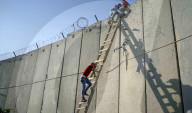 NEWS - Jerusalem: Gläubige klettern über Grenz-Mauer für die Freitagsgebte
