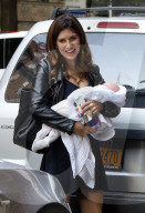 PEOPLE - Hilaria Baldwin schleppt den Nachwuchs nach Hause