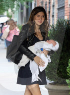 PEOPLE - Hilaria Baldwin schleppt den Nachwuchs nach Hause