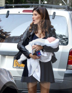 PEOPLE - Hilaria Baldwin schleppt den Nachwuchs nach Hause
