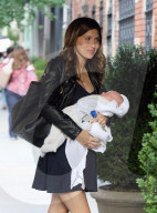 PEOPLE - Hilaria Baldwin schleppt den Nachwuchs nach Hause