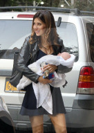 PEOPLE - Hilaria Baldwin schleppt den Nachwuchs nach Hause