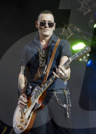 PEOPLE - Johnny Depp singt mit seinen Hollywood Vampires in Stockholm