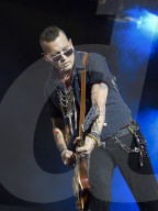 PEOPLE - Johnny Depp singt mit seinen Hollywood Vampires in Stockholm