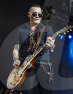 PEOPLE - Johnny Depp singt mit seinen Hollywood Vampires in Stockholm