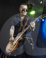 PEOPLE - Johnny Depp singt mit seinen Hollywood Vampires in Stockholm