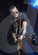 PEOPLE - Johnny Depp singt mit seinen Hollywood Vampires in Stockholm