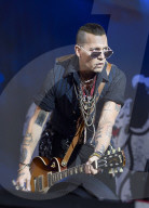 PEOPLE - Johnny Depp singt mit seinen Hollywood Vampires in Stockholm