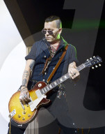 PEOPLE - Johnny Depp singt mit seinen Hollywood Vampires in Stockholm