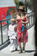 EXKLUSIV - Schwangere Hillary Duff holt Klein Luca vom Judo ab