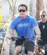 EXKLUSIV - Arnold Schwarzenegger radelt durch Venice