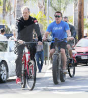 EXKLUSIV - Arnold Schwarzenegger radelt durch Venice
