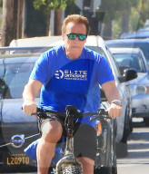 EXKLUSIV - Arnold Schwarzenegger radelt durch Venice