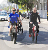 EXKLUSIV - Arnold Schwarzenegger radelt durch Venice