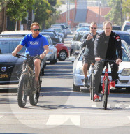 EXKLUSIV - Arnold Schwarzenegger radelt durch Venice