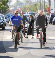 EXKLUSIV - Arnold Schwarzenegger radelt durch Venice