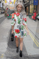 PEOPLE - Farbenfroh: Promis unterwegs zur Dolce & Gabbana Party in London