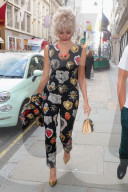 PEOPLE - Farbenfroh: Promis unterwegs zur Dolce & Gabbana Party in London