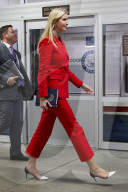 NEWS - Washington: Ivanka Trump fährt mit der 'Senate Subway'