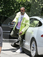 PEOPLE - Gut gelaunt in hellem Grün: Kanye West