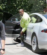 PEOPLE - Gut gelaunt in hellem Grün: Kanye West