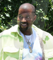 PEOPLE - Gut gelaunt in hellem Grün: Kanye West