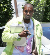 PEOPLE - Gut gelaunt in hellem Grün: Kanye West