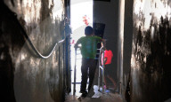 REPORTAGE - Syrien: Abdullah Abduh-Rahman(10) mit Gehhilfe in Aleppo unterwegs