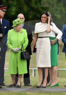 PEOPLE - Meghan Markle begleitet Queen Elizabeth im Zug nach Cheshire