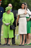 PEOPLE - Meghan Markle begleitet Queen Elizabeth im Zug nach Cheshire