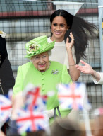 PEOPLE - Meghan Markle begleitet Queen Elizabeth im Zug nach Cheshire