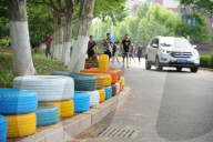 FEATURE - Recycling: Neue bunte Verwenung für alte Reifen in Qingdao