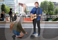 PEOPLE - Ed Sheeran zum anfassen - Seine Wachsfigur steht vor dem Wembley Stadion