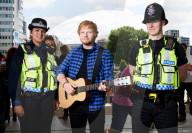 PEOPLE - Ed Sheeran zum anfassen - Seine Wachsfigur steht vor dem Wembley Stadion