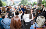 PEOPLE - Ed Sheeran zum anfassen - Seine Wachsfigur steht vor dem Wembley Stadion