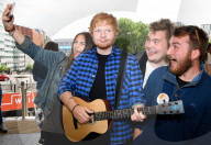 PEOPLE - Ed Sheeran zum anfassen - Seine Wachsfigur steht vor dem Wembley Stadion